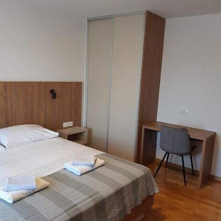 Apartments Mare Malinska Bagian luar foto