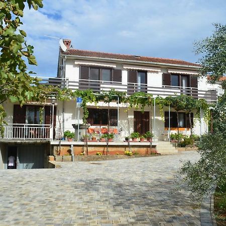 Apartments Mare Malinska Bagian luar foto