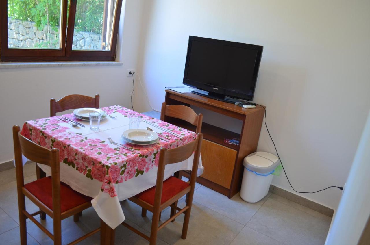 Apartments Mare Malinska Bagian luar foto