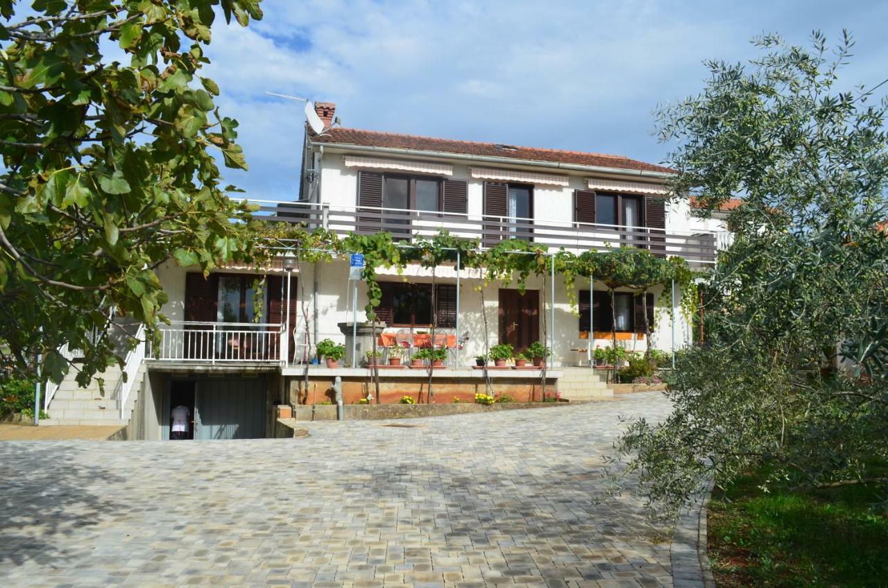 Apartments Mare Malinska Bagian luar foto