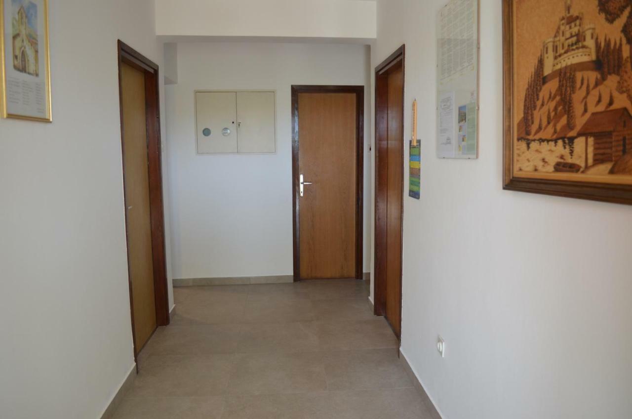 Apartments Mare Malinska Bagian luar foto